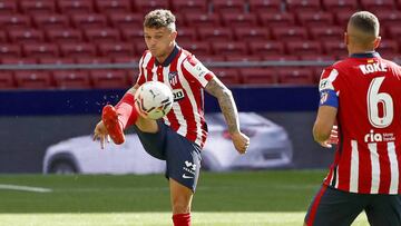 Trippier controla el bal&oacute;n durante el partido contra el Villarreal. 