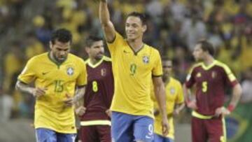 VETERANO. Ricardo Oliveira celebra el gol ante Venezuela.