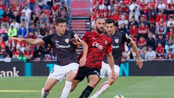 PALMA DE MALLORCA, 01/05/2023.- El delantero albanés del Mallorca, Vedat Muriqi (c) pelea un balón con Mikel Vesga (i) y Daniel Vivian, ambos del Athletic Club durante partido correspondiente a la jornada 32 de LaLiga Santander que Mallorca y Athletic Club disputan este lunes en el Visit Mallorca Estadi de Palma. EFE/ Cati Cladera
