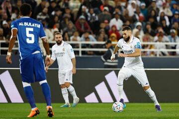 El delantero francés del Real Madrid Karim Benzema corre con el balón durante la final de la Copa Mundial de Clubes.