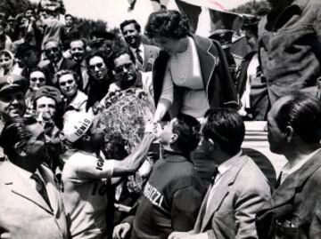 Miguel Poblet tras ganar una etapa del Giro de Italia de 1957.