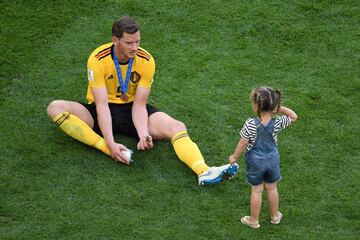 Jan Vertonghen con su hija en el césped.