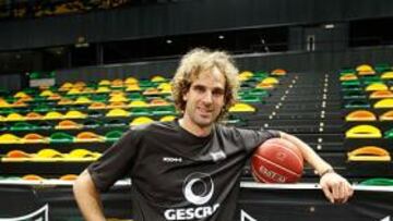 <b>DE NEGRO. </b>Grimau, tras la sesión preparatoria de ayer.