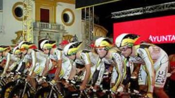 <b>FRENTE A LA MAESTRANZA. </b>El equipo Columbia inicia su vertiginosa carrera por las calles de Sevilla. Ningún equipo hizo mejor tiempo.