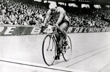 Miguel Poblet entrando en meta en la última etapa del Tour de Francia de 1955. Tour en el que ganó dos etapas. Sigue siendo el único ciclista español que ha ganado la última etapa del Tour de Francia con final en el Parque de los Príncipes.