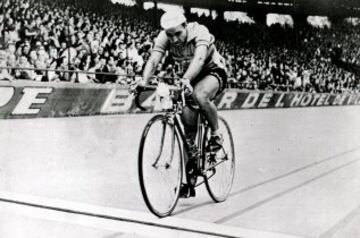 Miguel Poblet entrando en meta en la ¨²ltima etapa del Tour de Francia de 1955. Tour en el que gan¨® dos etapas. Sigue siendo el ¨²nico ciclista espa?ol que ha ganado la ¨²ltima etapa del Tour de Francia con final en el Parque de los Pr¨ªncipes.