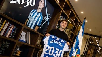 Jon Gorrotxategi ha renovado con la Real Sociedad hasta 2030.