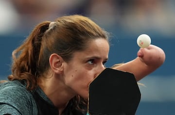 Aida Husic Dahlen de Noruega en acción contra Juliane Wolf de Alemania durante el partido de tenis de mesa. 