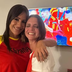 La imagen de Begoña Villacís celebrando la Eurocopa con Toño Sanchís y Macarena Gómez