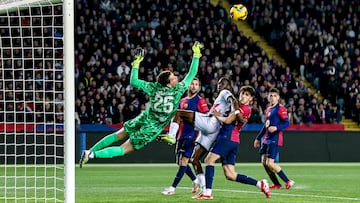 Bonita instant芍nea del partido correspondiente a la jornada 24 entre el FC Barcelona y el Rayo Vallecano en el Estadio Ol赤mpico de la Ciudad Condal, el 18 de febrero de 2025. El encuentro termin車 1-0.