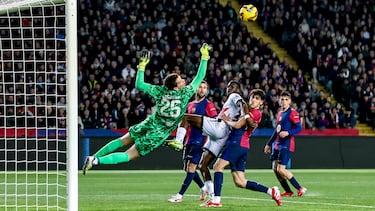 Bonita instantánea del partido correspondiente a la jornada 24 entre el FC Barcelona y el Rayo Vallecano en el Estadio Olímpico de la Ciudad Condal, el 18 de febrero de 2025. El encuentro terminó 1-0. 
 