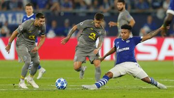 Soccer Football - Champions League - Group Stage - Group D - Schalke 04 v FC Porto - Veltins-Arena, Gelsenkirchen, Germany - September 18, 2018 FC Porto's Otavio in action with Schalke's Weston McKennie REUTERS/Leon Kuegeler