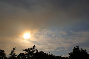 El foco del fuego se sitúa en Méntrida, y su humo ha alcanzado buena parte de la capital.