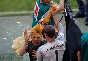 Con trofeo y cerveza en mano Bayern y James celebran el título