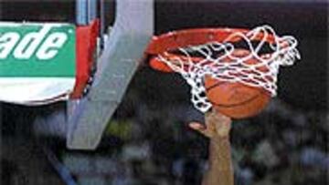 <b>DECISIVO.</B> Arnold impidió siempre el despegue rival.