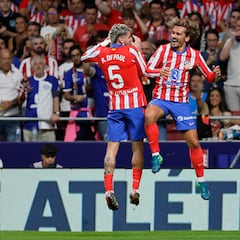 MADRID, 15/09/2024.- El delantero francés del Atlético de Madrid Antoine Griezmann (d) celebra con su compañera Rodrigo De Paul (i) tras marcar el 2-0 durante el partido de la quinta jornada de LaLiga EA Sports entre el Atlético de Madrid y el Valencia CF, este domingo en el Cívitas Metropolitano de la capital española. EFE/ Ballesteros