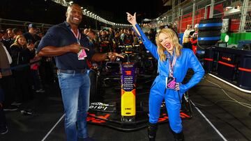 Terry Crews y Kylie Minogue posan delante del monoplaza de Max Verstappen antes del inicio de la carrera.