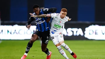 AMDEP3670. QUITO (ECUADOR), 17/09/2025.- Jean Pierre Arroyo (i) de Independiente del Valle disputa el balón con Kevin Tamayo de Once Caldas este miércoles, en un partido por los cuartos de final de la Copa Sudamericana entre Independiente del Valle y Once Caldas en el estadio Banco Guayaquil en Quito (Ecuador). EFE/ José Jácome