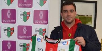 Sólo había dirigido a Nueva Chicago antes de llegar a Palestino, donde logró una histórica clasificación a Copa Libertadores. Dirigió a San Lorenzo y hoy es el técnico campeón con Colo Colo.