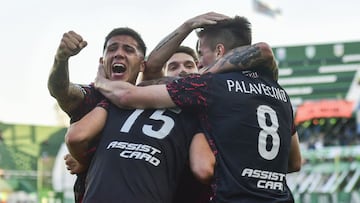 BUENOS AIRES, ARGENTINA - OCTOBER 09: Federico Girotti of River Plate celebrates with teammates after scoring the first goal of his team during a match between Banfield and River Plate as part of Torneo Liga Profesional 2021 at Florencio Sola Stadium on O