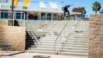 Milton Mart&iacute;nez con su tabla de skate de Ollie sobre un gran gap con escaleras. Es el SOTY 2019.