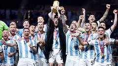 Leo Messi y el resto de jugadores argentinos celebran con la Copa del Mundo.