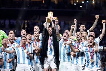 Leo Messi y el resto de jugadores argentinos celebran con la Copa del Mundo.