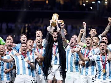 Leo Messi y el resto de jugadores argentinos celebran con la Copa del Mundo.