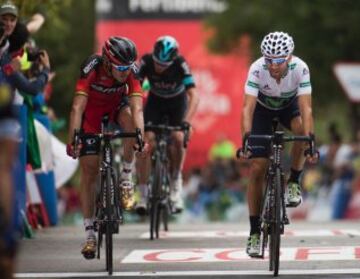 Alejandro Valverde y Samuel Sánchez cruzan la meta por delante de Froome.