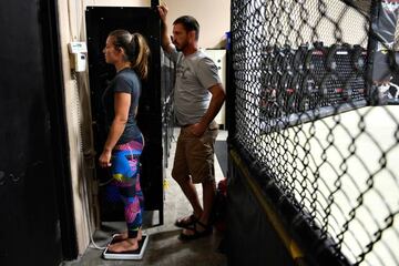 Miesha Tate y su entrenador miran su peso.