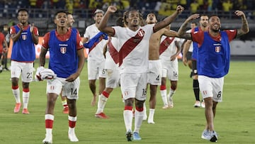 BARRANQUILLA, COLOMBIA - JANUARY 28: Andr&eacute; Carrillo of Peru (C) and teammates celebrate after winning a match between Colombia and Peru as part of FIFA World Cup Qatar 2022 Qualifiers at Roberto Melendez Metropolitan Stadium on January 28, 2022 in 