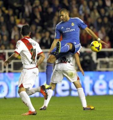 Benzema lucha un balón ante Arbilla.