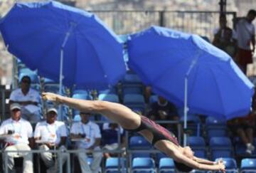 La saltadora china Yajie Si compite en la ronda preliminar de la prueba de salto femenino desde plataforma de 10 metros en la Piscina Municipal de Montjuit.