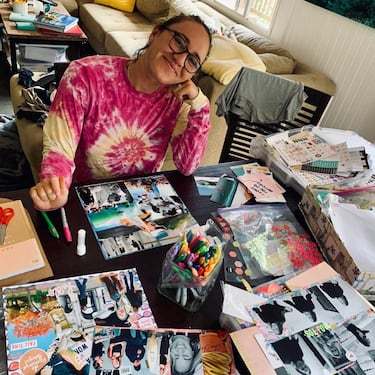 Además de mostrar a sus perritos Maya y Tuff, la campeona del mundo de surf de la WSL 2019 asegura que también le está dedicando mucho tiempo a la manualidades. Se la ha visto, además, repartiendo comida que ella mismo había comprado mediante el programa de ayuda de la World Surf League para los más necesitados. Está pasando la cuarentena en familia con la hermana y con el padre (que el día de April Fools recibió...). 