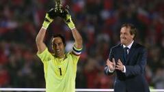 Bravo alzando el trofeo de mejor arquero de la Copa Am&eacute;rica.