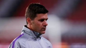 El entrenador argentino Mauricio Pochettino con rostro serio durante un entrenamiento con el Tottenham en el estadio del PSV el 23 de octubre de 2018.