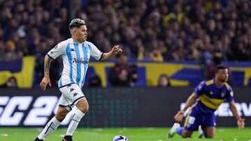 AME3918. BUENOS AIRES (ARGENTINA), 23/08/2023.- Juan Fernando Quintero Racing controla el balón hoy, en un partido de los cuartos de final de la Copa Libertadores entre Boca Juniors y Racing en el estadio La Bombonera en Buenos Aires (Argentina). EFE/ Juan Ignacio Roncoroni