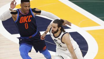 GFX03. SALT LAKE CITY (EE.UU.), 23/04/2018.- Russell Westbrook (i) de los Thunder en acci&oacute;n ante Ricky Rubio (d) de los Jazz hoy, lunes 23 de abril de 2018, durante un partido de la NBA de la primera ronda de las eliminatorias de la Conferencia Oeste, entre los Utah Jazz y los Oklahoma City Thunder, en el Vivint Smart Home Arena de Salt Lake City (EE.UU.). EFE/GEORGE FREY/PROHIBIDO EL USO POR SHUTTERSTOCK