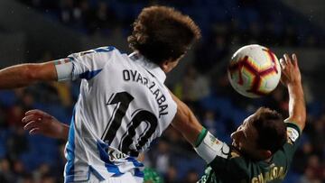 GRAF5701. SAN SEBASTI&Aacute;N (GUIPUZKOA), 04/04/2019.- El jugador de la Real Sociedad, Mikel Oyarzabal (i), lucha un bal&oacute;n con el mexicano Andr&eacute;s Guardado, del Betis, durante el partido de la jornada 30&ordf; de Liga en Primera Divisi&oacu