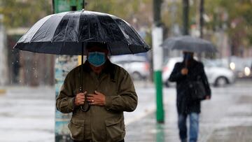 Valparaiso, 3 de junio de 2022.
Personas se protegen de la lluvia en el centro de Valparaiso.
Raul Zamora/Aton Chile