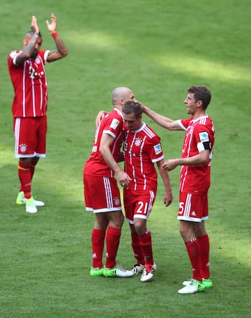 El Bayern homenajea a Xabi Alonso y Phillipp Lahm en su último partido