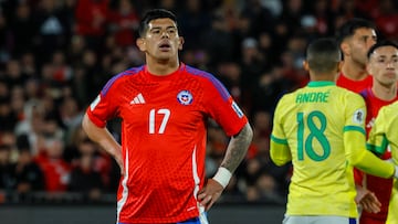 Futbol, Chile vs Brasil.
Primera rueda, clasificatorias al Mundial 2026.
El jugador de la seleccion chilena Esteban Pavez es fotografiado durante el partido de las eliminatorias al mundial de 2026 contra Brasil disputado en el estadio Nacional de Santiago, Chile.
10/10/2024
Andres Pina/Photosport
Football, Chile vs Brazil.
World Cup 2026 qualifiers.
Chile's player Esteban Pavez is pictured during a World Cup 2026 qualifier match against Brazil at the National stadium in Santiago, Chile.
10/10/2024
Andres Pina/Photosport