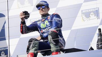 Maverick Vi&ntilde;ales en el podio de Australia.