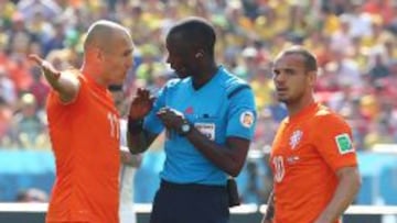 Robben, el árbitro y Sneijder.