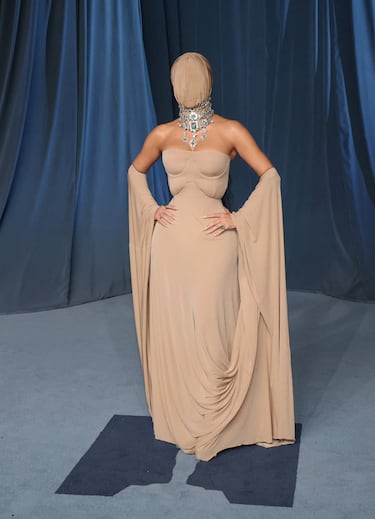 Kim Kardashian posa en la alfombra roja de la Academy Museum Gala de Hollywood.