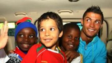 <b>ATRACCIÓN. </b>Cristiano atendió a los niños, uno de ellos con camiseta del Madrid y bandera de España.