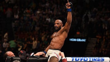 El luchador cubano Yoel Romero celebra su victoria en un combate.