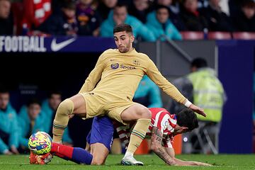 El árbitro Munuera Montero muestra la cartulina roja a ambos jugadores por enzarzarse en una pelea.