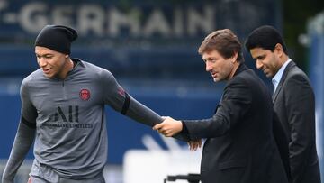 Kylian Mbappe, Nasser Al-Khelaifi y Leonardo durante un entrenamiento en 2017.