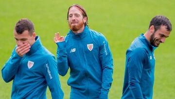 Iñigo Vicente, con Muniain y Lekue en Lezama.